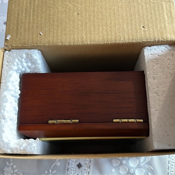 VINTAGE I LOVE LUCY WOOD MUSICAL JEWELRY BOX "STOMPING GRAPES" - Picture 8 of 9